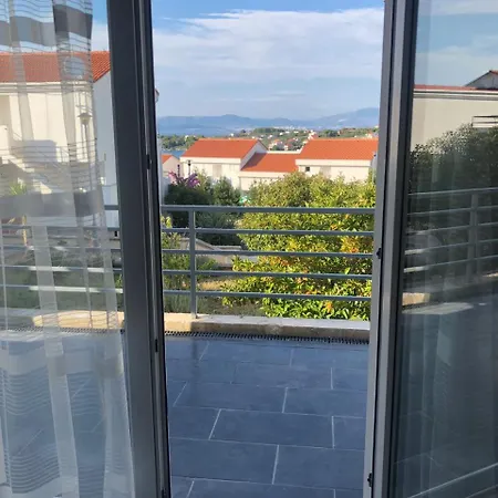 Ylli Apartamento Nečujam