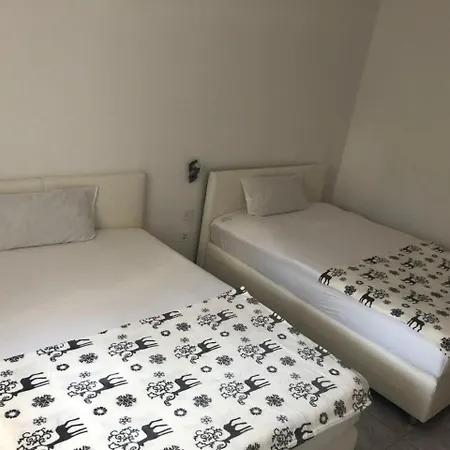 Ylli Apartment *