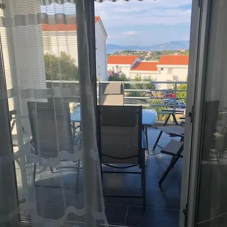 Ylli Apartment