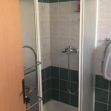 Ylli Apartment